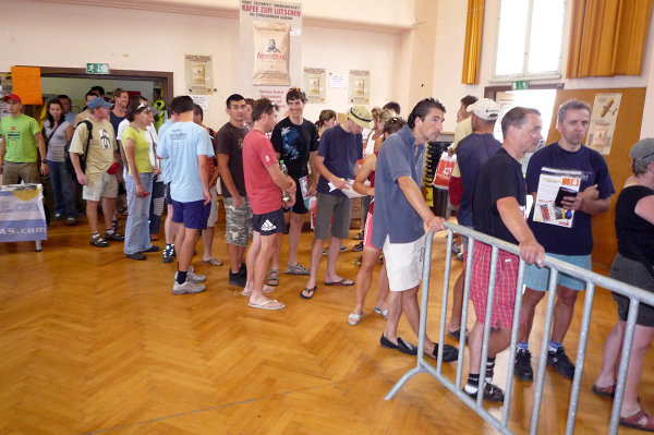 Fronta na prezentaci, další důvod jet přístě A (foto: drb.cz)
