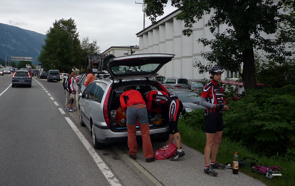 Parkoviště bylo podél státní silnice v Bad Goisernu (foto: drb.cz)