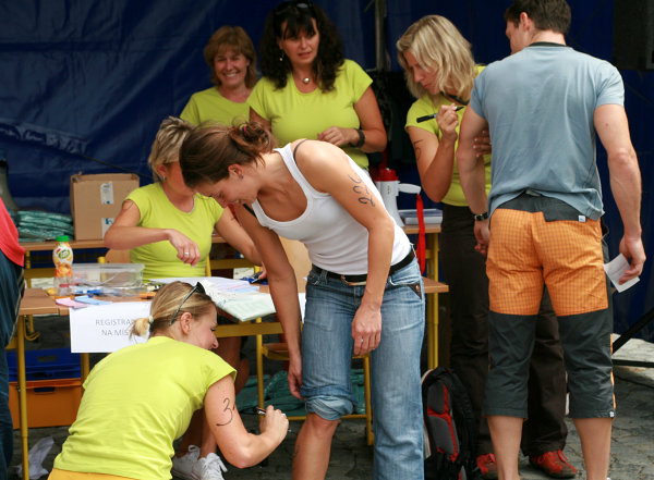 Jitka s Goodem dostavávají čísla (foto: tom@drb.cz)