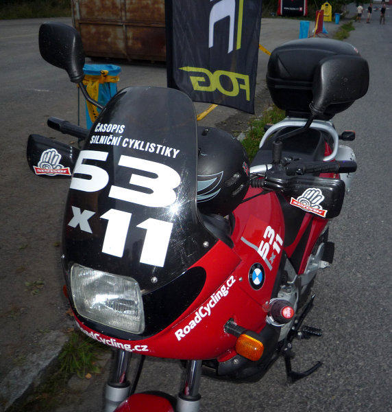 Motorizovaní reportéři (foto: tom@drb.cz)