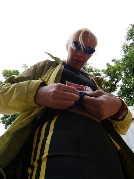 Olga připíná číslo