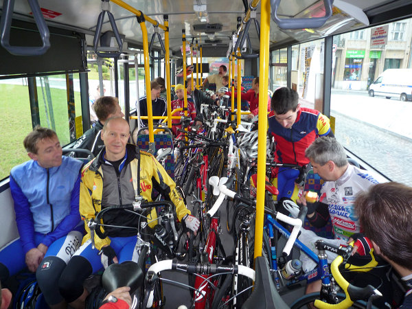 Autobus plný kol, za chvíli nás odveze na start u Karlových Varů