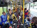Autobus plný kol, za chvíli nás odveze na start u Karlových Varů