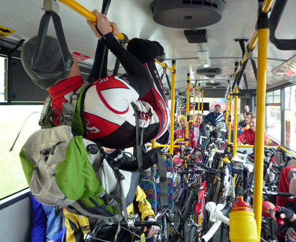 ... ale nakonec si doručkoval k volné sedačce v našem busu.