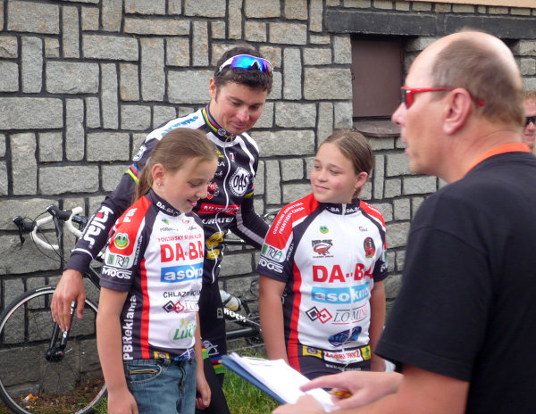 Foto s děvčaty (foto: tom@drb.cz)