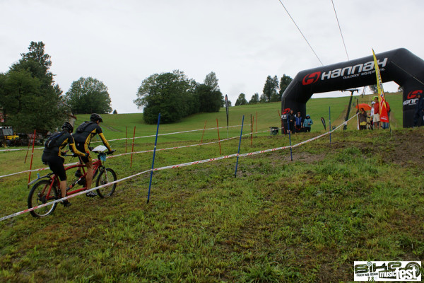 Stoupáme sjezdovkou (foto: BMF)