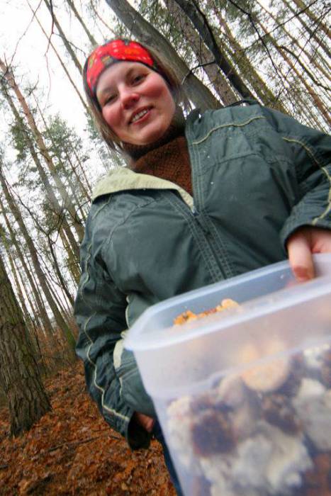 Eva s kýblem cukroví
