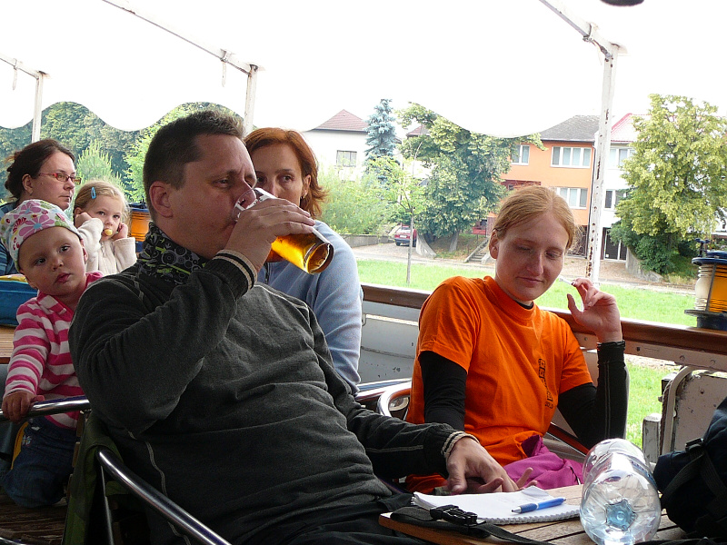 KP, J., v pozadí J. a K. a cizí lidi (foto: Drb + PDR)