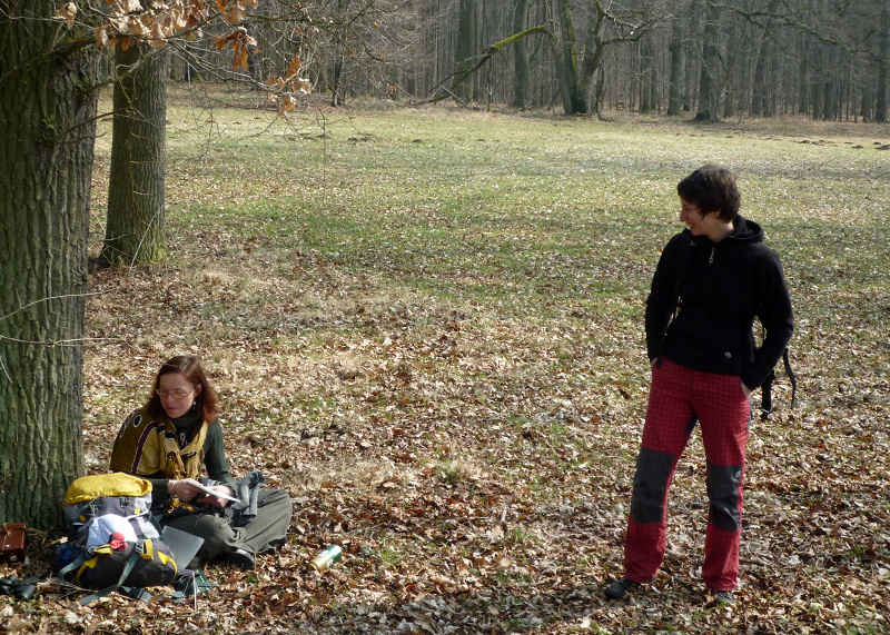 Další dvě účastnice čekaly za bukem