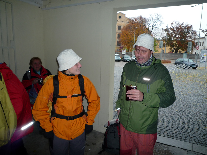 168. (rodièovský) VýlET: Zahájení v Peèkách na nádraí